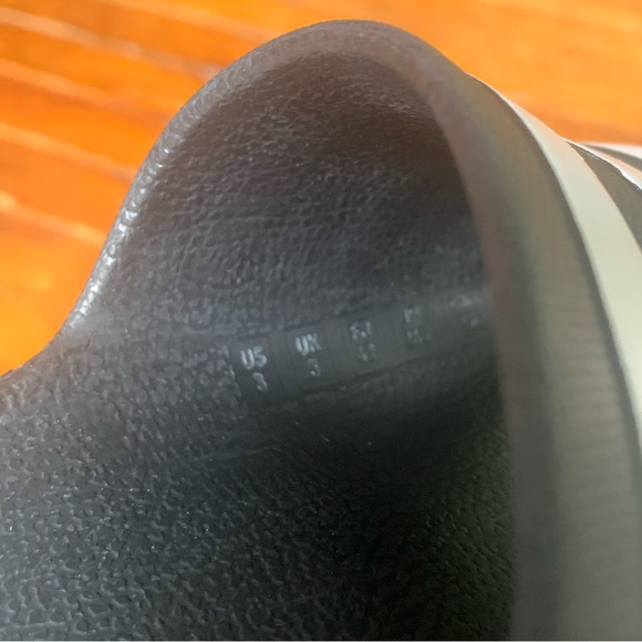 Men’s Adidas slides size 8 Black - Picture 6 of 9
